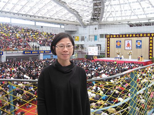 图：陈珀华参加二零一五年台湾法轮大法修炼心得交流会，听学员心得分享。