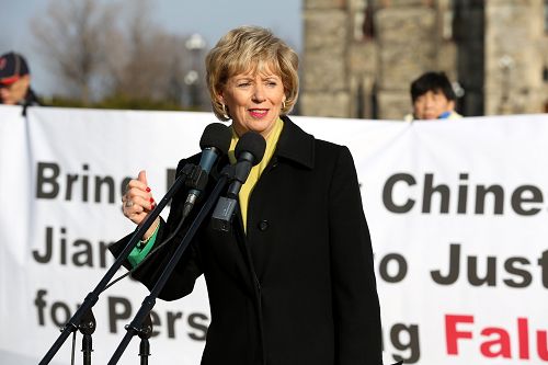 加拿大自由党国会议员朱迪?斯格若（Judy Sgro）在法轮功学员于国会山举行的大型集会上发言