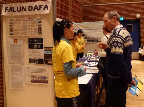 丹麦法轮功学员参加奥登塞市健康博览会，用多种语言讲真相。