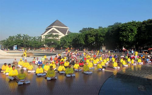 数百法轮功学员身着黄色T恤来到主入口附近的纪念碑前集体炼功