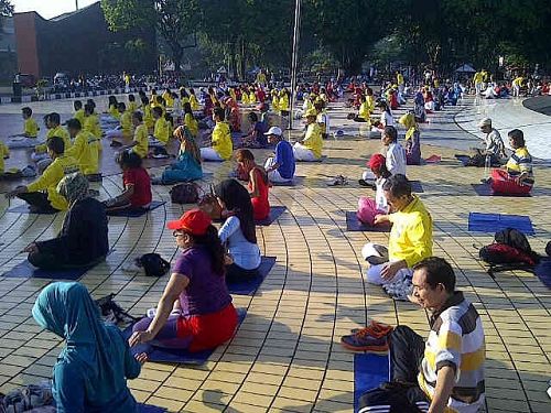 印尼民众和身着黄色T恤的法轮功学员一起打坐
