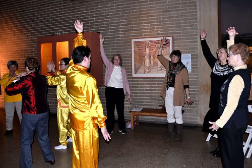 图3： 宾大博物馆中国新年庆祝活动的组织者专门给法轮功学员安排了30分钟做法轮功功法演示。演示结束后，许多民众兴趣盎然地学炼。