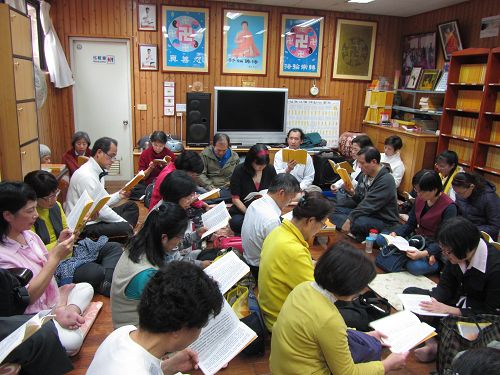 图：台北学员利用新年五天假期，集体学法交流，比学比修，共同精進。无论新老学员都觉得收获良多。