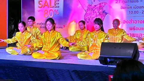 泰国健康与美容展上，法轮功学员在展台上演示功法