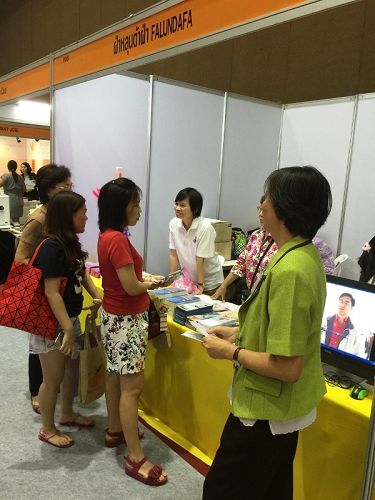 泰国健康与美容展上，参观者前来咨询、了解法轮功