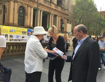 悉尼市政厅前，游客和市民关注并谴责中共活摘法轮功学员器官
