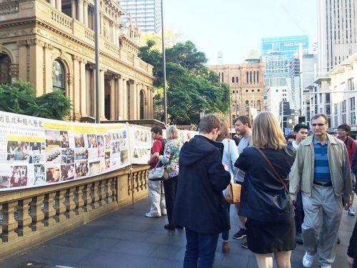 悉尼市政厅前，游客和市民关注并谴责中共活摘法轮功学员器官