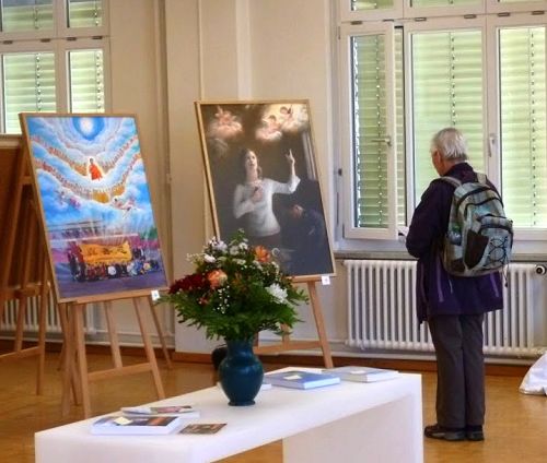 图：“真善忍国际美展”在瑞士温特吐（Winterthur）首次举办，观众仔细观看作品。