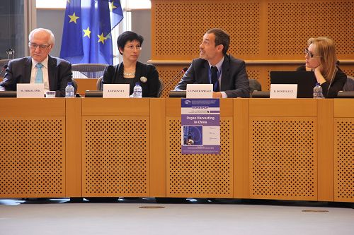 人权小组委员会（DROI）的欧洲议员米罗斯拉夫• 米可拉什科（左一）主持了这次重要会议