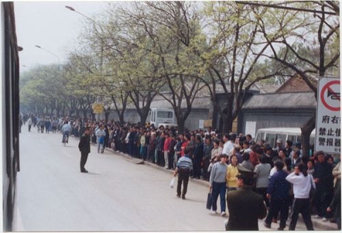 图1：十六年前，一九九九年四月二十五日，中国大陆上万名法轮功学员自发到北京中南海国务院信访办上访，井然有序的高度自律，展现的风范震撼国际社会。