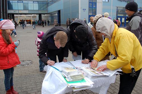 法轮功学员在俄罗斯圣彼得堡库普齐诺地铁站附近讲真相征签