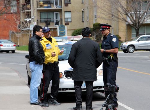 多伦多警察对法轮功学员表示：加拿大有集会自由，我们是来保护你们的。