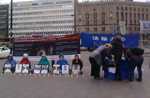 赫尔辛基火车站广场上，烛光悼念被中共迫害死的法轮功学员