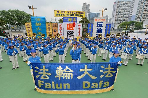 集會遊行活動在天國樂團演奏「法輪大法好」、「法正乾坤」等浩然正氣的樂曲中揭開序幕。