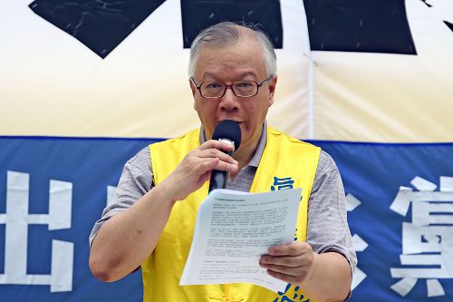 香港法輪佛學會發言人簡鴻章在集會上呼籲中國民眾快快跟上退黨大潮。