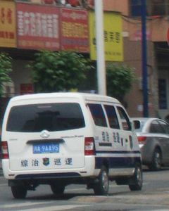 龙泉驿区法院附近很多巡逻车停在街边