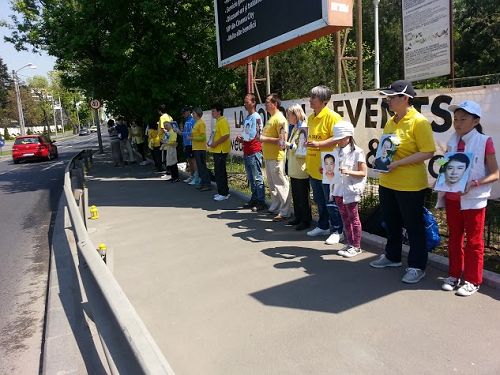 图1：罗马尼亚法轮功学员在中使馆前抗议