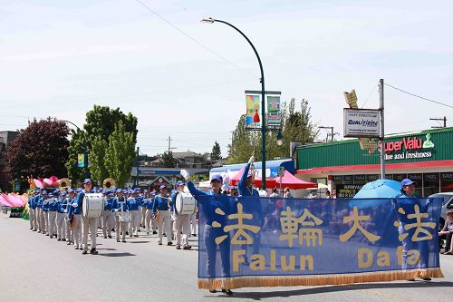 图1-7：温哥华法轮功学员参加高贵林港市五月节游行，受到市民欢迎。