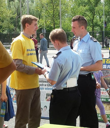 在法轮大法展位的右边是波兰警察学会展位，警察们听真相后都在征签簿上签名