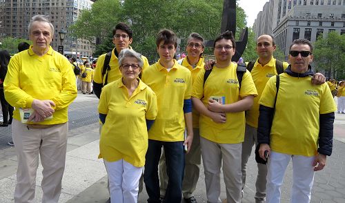 慶祝法輪大法日，義大利學員參加跨越布魯克林大橋活動