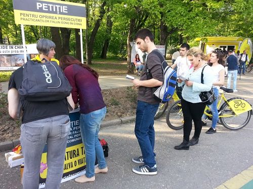 罗马尼亚法轮功学员在布加勒斯特市中心的Cismigiu公园的入口处举行了一场反迫害讲真相活动