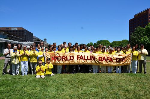 大费城地区的部分法轮功学员近百人在费城自由钟广场庆祝法轮大法日