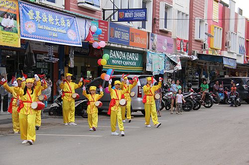 腰鼓隊在波塔尼阿市場遊行，周圍商店的很多老闆都是印尼華人