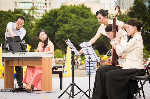 图9-12：法轮功学员表演乐器吹奏、合奏、舞蹈等节目，展现法轮大法修炼者多才多艺的一面。