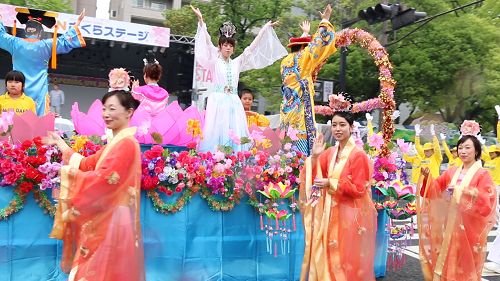 图2：法轮功学员精美的花车行进在广岛第三十九届花节盛典上