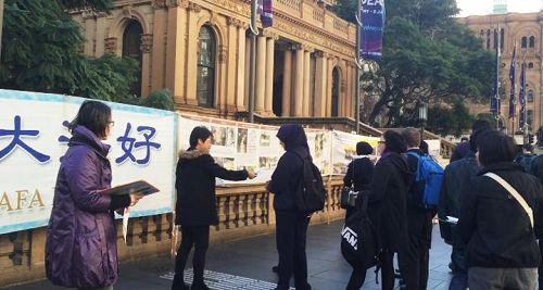 法輪功學員在悉尼市政廳（Town Hall）前講真相