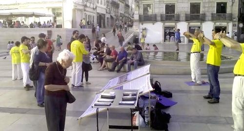 5月16日下午学员在Coimbra市中心广场演示<span class='voca' kid='86'>功法</span>征签反活摘
