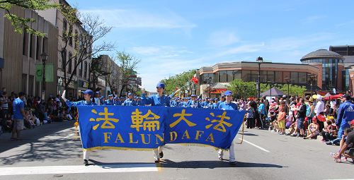 图1-3：六月十三日，多伦多法轮功学员组成的天国乐团和腰鼓队应邀参加布兰普顿举行的华节游行（Brampton Flower City Parade）受欢迎。
