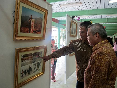 印尼法轮功佛学会会长嘎多•马查理先生在讲解图片