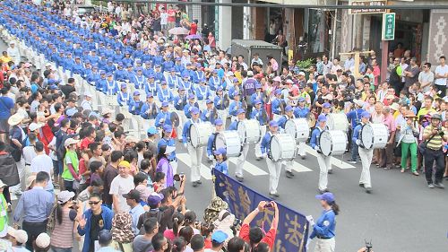 近两百人的天国乐团进入鹿港庆端阳踩街活动现场，壮观气势，吸引所有人的目光。