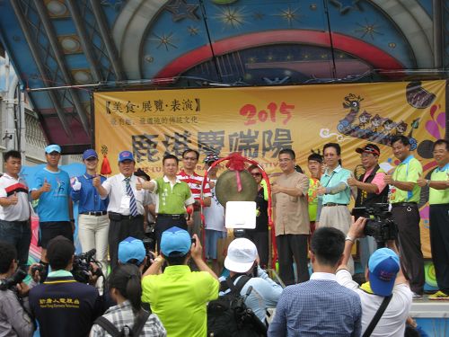 彰化县长魏明谷（左五）和十三支游行队伍代表敲锣启动活动，左三为天国乐团代表。