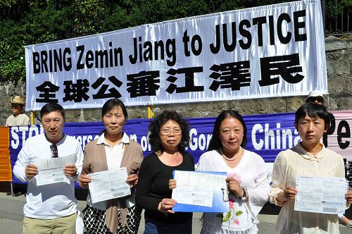 圖4：部份溫哥華法輪功學員將訴狀郵遞到中國大陸最高檢察院和最高法院，控告迫害元兇江澤民。圖為法輪功學員展示訴狀快遞單。