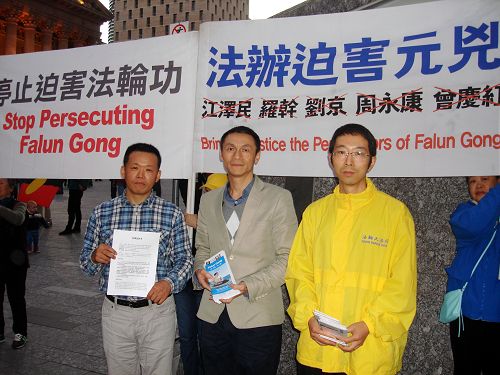 图：曾在中国大陆遭受中共迫害的清华学子起诉江泽民