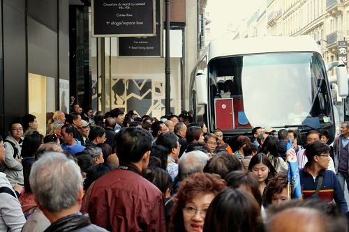 图1：文章刊登照片，每天一拨接一拨来巴黎奢侈品店Galeries Lafayette购物的数百上千中国大陆旅游者。