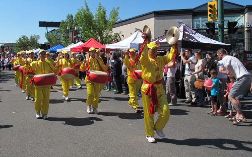 法轮功学员参加丁香节开幕游行