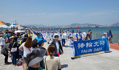 身着古典唐装的天国乐团在釜山港庆典游行中