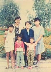 相片从左至右：姐姐-朱娥 母亲-降丽范 妹妹-朱艳