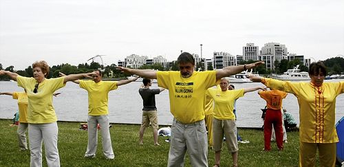 俄罗斯法轮功学员在“YogArt”节上演示法轮功功法。