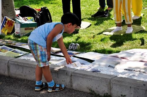 圖4：活動中一名兒童主動前來索取法輪功真相材料