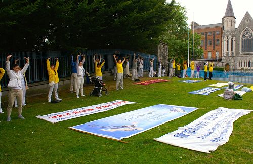 图1：在都柏林著名的纪念花园前面，法轮功学员于游行前，举行了集体炼功。