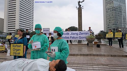 模擬演示揭露現在仍在中國發生的活摘器官暴行