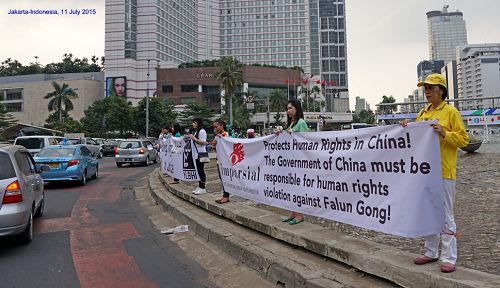 印尼人權監督協會送來橫幅，支持中國民眾控告江澤民
