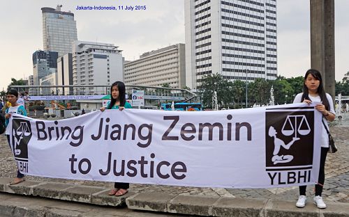印尼法律援助基金會送來橫幅，支持中國民眾控告江澤民