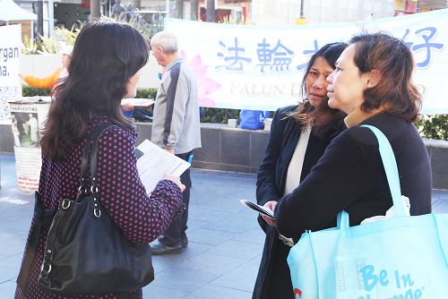 图5：索非亚•雯金丝（Sofia Vergins）和泰•阮（Thai Nguyen）女士（右边两位女士）在悉尼班克斯镇听闻“活摘”真相，被震惊落泪。
