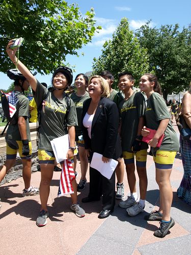 二零一五年七月十六日，佛羅裡達州國會眾議員伊麗安娜‧羅斯-雷婷恩（Ileana Ros-Lehtinen）與「騎向自由」的部分騎手們在美國國會山西草坪自拍合影。