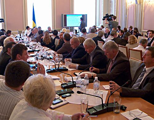 圖1-2：烏克蘭最高議會舉行了器官移植研討會，與會者來自來自烏克蘭、加拿大、白俄羅斯等國的醫生、學者和議員。